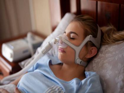 cpap reduces need for invasive ventilation of covid patients study finds | लय भारी! जीव वाचवणाऱ्या मास्कची निर्मिती; ब्रिटिश संशोधकांनी शोधलं अनोखं तंत्रज्ञान