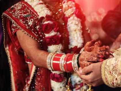 bride ran away with her lover after marriage in temple at deoria | सात जन्मांचं वचन सात मिनिटंही टिकलं नाही; सासरी जाताना कार थांबवून नवरी फरार