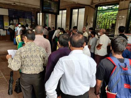 Mumbai Local Crowd of passengers outside the railway station for local pass and QR code | Mumbai Local: लोकलचा पास व क्यूआर कोडसाठी रेल्वे स्थानकाबाहेर प्रवाशांची गर्दी