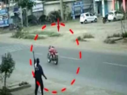 Bullet Running Without Rider Video From Pune Went Viral | चालकाशिवाय रस्त्यावर धावली बुलेट; पाहणाऱ्यांना आश्चर्याचा धक्का; VIDEO तुफान व्हायरल