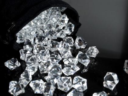 What if you got a shiny diamond bag too? Read this story! | चमचमणाऱ्या  हिऱ्यांची थैली तुम्हालाही मिळाली तर? वाचा ही गोष्ट!