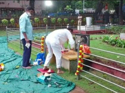 shivsena party workers did purification at balasaheb thackeray smritisthan shivaji park dadar | Narayan Rane: राणेंनी दर्शन घेतल्यानंतर शिवसैनिकांनी गोमूत्र शिंपडून केलं स्मृती स्थळाचं शुद्धीकरण!