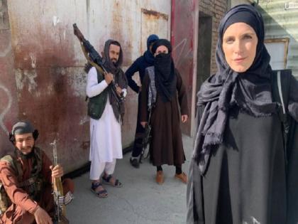 Afghanistan Crisis taliban fighters threaten cnn female reporter from reporting | Afghanistan Crisis: अमेरिकन पत्रकार वार्तांकन करताना तालिबानी पोहोचले, बंदुका उगारल्या अन् मग...