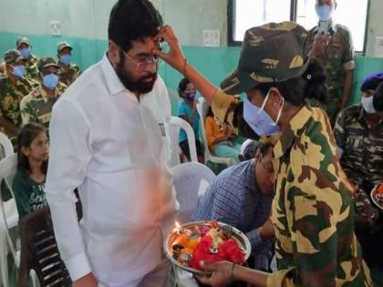 Guardian Minister Eknath Shinde celebrates Rakshabandhan with police sisters and locals in Naxal affected areas | पालकमंत्री एकनाथ शिंदेंनी नक्षलग्रस्त भागातील पोलीस भगिनी, स्थानिकांसोबत साजरं केलं रक्षाबंधन