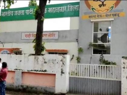 Narayan Rane vs Shivsena Yuvasena activists throw stones at BJP office in Nashik | Narayan Rane vs Shivsena: नाशिकमध्ये युवासेनेच्या कार्यकर्त्यांकडून भाजपाच्या कार्यालयावर दगडफेक, वाद चिघळला!