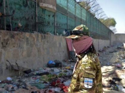 Kabul Airport Blast: Sucide Bomber carried unusually large explosive pack to Kabul Airport Afghanistan | संपूर्ण काबुल विमानतळाला उडवायचा होता मनसुबा; तब्बल ११ किलो स्फोटकं बांधून गर्दीत शिरला होता हल्लेखोर