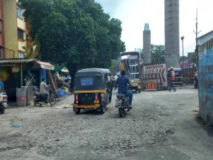 Road potholes and metro work giving troubles to citizens of Bhiwandi | रस्त्यावरील खड्डे व मेट्रोचे काम भिवंडीकरांसाठी ठरतेय डोकेदुखी; मनपा प्रशासनाचे दुर्लक्ष 