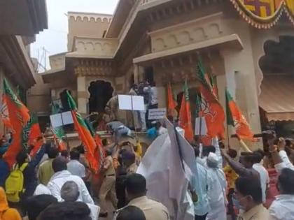 Maharashtra BJP agitation for reopen temples at Pune Nashik Pandharpur in presence of Chandrakant Patil | राज्यातील मंदिरं उघडण्यासाठी भाजप आक्रमक; पुण्यात कसबा तर पंढरपुरात विठ्ठल मंदिरात कार्यकर्ते घुसले