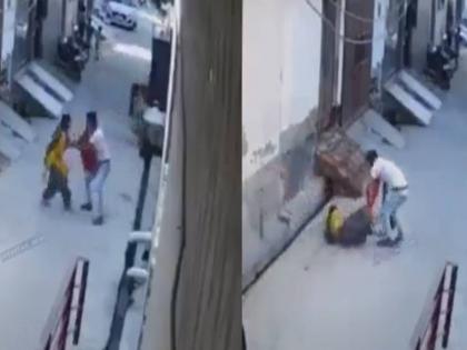 Women Gives Robber Tough Fight In Delhi Narela Bawana Cctv Video Goes Viral | याला म्हणतात डेअरिंग! चोरट्याला महागात पडला पंगा; महिलेनं दाखवला जबरदस्त इंगा