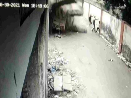 in rajasthan Dausa Wall Collapse Incident Caught On Camera Video Goes Viral | याला म्हणतात नशीब! भली मोठी भिंत कोसळली, तीन मित्र थोडक्यात बचावले; थरार CCTVमध्ये कैद