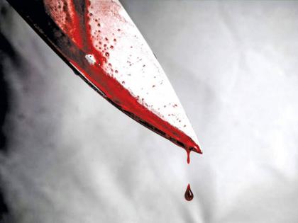 in mumbai Disabled 77 year old crawls up to sleeping wife stabs her on chest | झोपलेल्या पत्नीजवळ रांगत आला दिव्यांग पती, चाकूनं छाती, पोटावर सपासप वार; मुंबईतील घटनेनं खळबळ 