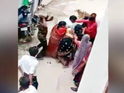 husband reaching in laws house beats wife with belt in gwalior | सासरी जाऊन पत्नीची पट्ट्यानं धुलाई; सासरच्यांनी जावयाला चोप चोप चोपलं