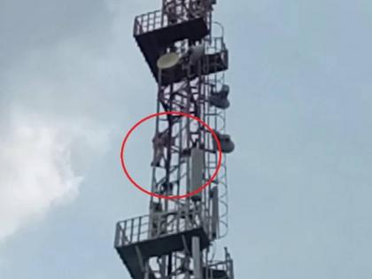 bareily man climbed the tower and insisted on marrying a young woman | प्रेमाचं 'नेटवर्क' लई स्ट्राँग बुवा! फेरीवाल्याचं इंजिनिअर मुलीवर जडलं प्रेम, मग पुढं काय घडलं तुम्हीच पाहा...