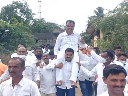 in pune covid norms go for a toss in ncp leader dattatray bharnes presence | VIDEO: राज्यमंत्र्यांकडूनच कोरोना नियम पायदळी; दत्तात्रय भरणेंची विनामास्क मिरवणूक