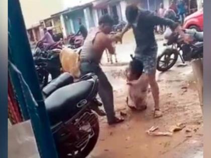 man thrashed brutally by hotel owner for unable to pay rs 5 for the meal | पाच रुपये कमी दिल्यानं हॉटेल मालक संतापला; अर्धमेला होईपर्यंत ग्राहकाला मारहाण