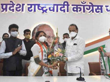 Surekha Punekar joins NCP, welcomed by Ajit Pawar in mumbai office | लावणी सम्राज्ञी सुरेखा पुणेकरांचा राष्ट्रवादीत प्रवेश, अजित पवारांनी केलं वेलकम