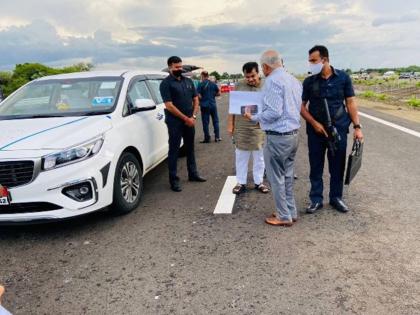 What is the speed? When Gadkari himself tests the Mumbai-Delhi Expressway at a snail's pace ... | स्पीड किती आहे रे? नितीन गडकरी सुस्साट वेगानं मुंबई-दिल्ली एक्स्प्रेसवेची चाचणी करतात तेव्हा...