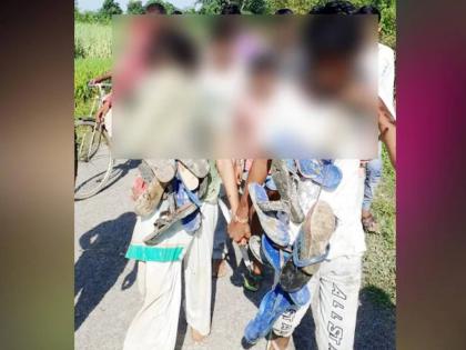 panchayat Made Minor Lover Couple Wear Soot Ship Slippers Garlanded In The Village In Basti District | दलित अल्पवयीन प्रेमी युगुलाचं तोंड काळं केलं; गळ्यात चपलांचा हार घालून गावात फिरवलं