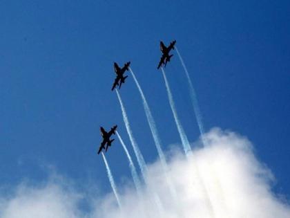 Swarnim Vijay Varsh Air Forces Suryakiran team holds flypast over Mumbai Pune | मुंबईकरांनी अनुभवला वायुदलाच्या सूर्यकिरणांचा थरार; अनेकांनी मोबाईलमध्ये टिपली छबी