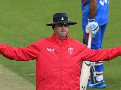 T20 World Cup 2021 English umpire Michael Gough banned for 6 days for alleged bubble breach | T20 World Cup 2021: ट्वेन्टी-२० वर्ल्डकपमध्ये पंचानं केली मोठी गडबड; ६ दिवसांसाठी स्पर्धेतून बाहेर काढलं!