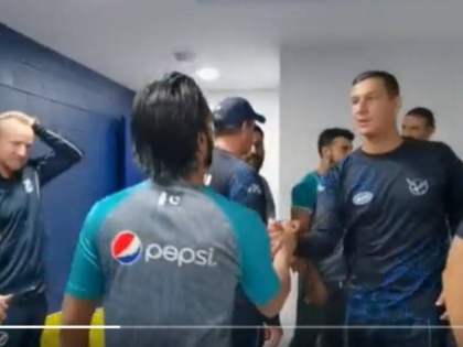 Pakistan cricket team visited namibia cricket team dressing room after beating them in the t20 world cup 2021 | T20 World Cup: पाकिस्ताननं मनं जिंकली! सामना संपल्यानंतर नामिबियाच्या ड्रेसिंग रुममध्ये जात प्रोत्साहन दिलं, पाहा Video