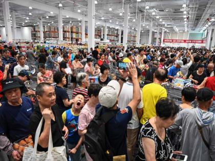 new directive on stockpiling food triggers hoarding panic buying in china | चीनकडून युद्धाची तयारी? अत्यावश्यक वस्तूंच्या खरेदीसाठी धावाधाव; सुपरमार्केट्समध्ये प्रचंड गर्दी