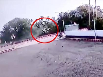 cctv over speeding car goes out of control and hits bushes agar malwa in madhya pradesh | फिल्मी स्टंटप्रमाणे हवेत उडाली भरधाव कार; थरकाप उडवणारा अपघात सीसीटीव्हीत कैद