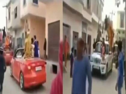 men took revenge from bewafa girlfriend in unique way video viral | VIDEO: गर्लफ्रेंड बेवफा निघाली; बॉयफ्रेंडनं तिच्या घराजवळून वाजत-गाजत वरातच काढली