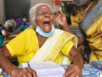 Keralas 104 year old Kuttiyamma Scores 89 Out of 100 in State Literacy Mission Exam | १०४ वर्षीय आजीबाईंची कमाल, राज्य साक्षरता परीक्षेत ८९ टक्क्यांनी उत्तीर्ण!