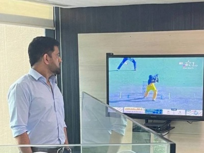 MS Dhoni watched the Syed Mushtaq Ali final csk may buy shahrukh khan and 2 other players in whopping price ipl 200 mega auction | IPL 2022: धोनीनं बनवली 'नवी टीम'! मेगा ऑक्शनमध्ये 'या' खेळाडूंवर खर्च करणार कोट्यवधी रुपये, असं ठेवतोय बारीक लक्ष