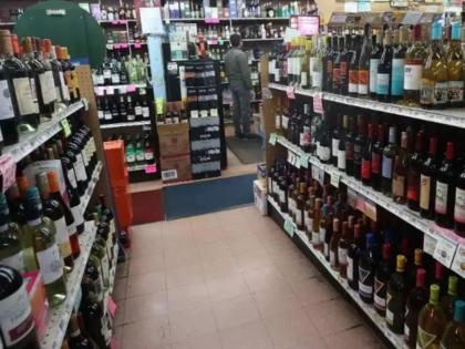 10 percent Discount In Price Of Wine For Taking Both Doses Of corona Vaccine In Madhya pradesh | कोरोना लसीचे दोन डोस घेतलेत..? मग स्वस्तात मिळणार दारू; 'या' दुकानांत खास सवलत सुरू