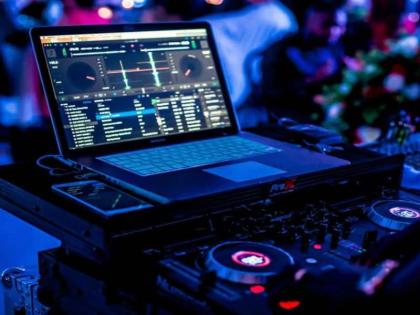 poultry farm owner claims 63 chickens died due to loud dj playing in the wedding | DJ च्या दणदणाटामुळे ६३ कोंबड्यांचा जीव गेला, भरपाईची केली मागणी