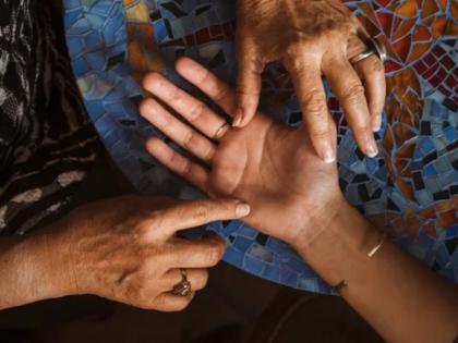 Trying to get a government job? Find out if there is such a yoga according to your palm! | हात दाखवून 'शुभ लक्षण' अर्थात तुमच्या भाग्यात सरकारी नोकरी आहे का ते जाणून घ्या!