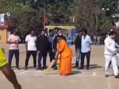 congress leader took jibe at sadhvi pragya playing cricket says research should be done on this miracle | साध्वी प्रज्ञा क्रिकेट खेळल्या, काँग्रेस नेता म्हणाला..."हे तर आठवे आश्चर्य, चमत्काराचा शोध व्हायला हवा"