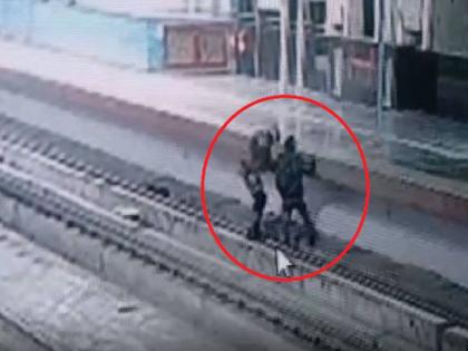 cisf constable saved life of a passenger who fell on metro track in delhi cctv video viral | फोनवर बोलता बोलता तरुण मेट्रो ट्रॅकवर पडला, CISF जवान ठरला देवदूत; असे वाचवले प्राण, पाहा Video