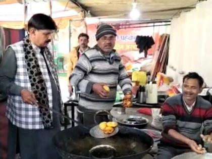 UP Assembly Election 2022 modi kitchen running independent candidate saket mishra | UP Assembly Election 2022: अपक्ष उमेदवार चालवतोय 'मोदी रसोई'!; दररोज शेकडो जणांना देतोय जेवण, होतेय देशभर चर्चा