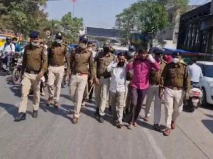 police took out procession of two man who molested girl students outside the college | 'गुंडागर्दी पाप है...', विद्यार्थिनींना छेडत होते 'मजनू'; पोलिसांनी कॉलेज बाहेरच काढली धिंड, शिकवला धडा!