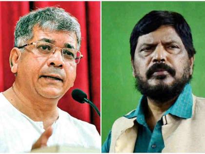 ramdas athawale offers president post of republican party to prakash ambedkar | प्रकाश आंबेडकरांनी रिपब्लिकन पार्टीचं अध्यक्षपद घ्यावं, मी त्या पक्षात...; आठवलेंनी दिली ऑफर