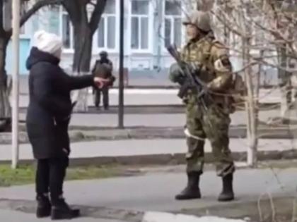 russia ukraine war ukrainian woman confronts russian soldiers hailed as fearless | VIDEO: इथं कशाला आलात? संतापलेल्या युक्रेनी महिलेनं भररस्त्यात रशियन सैनिकाला सुनावलं