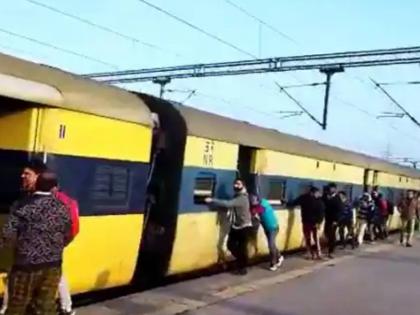 fire broke out in saharanpur delhi train passengers push train separate rest compartments | रेल्वेचे दोन डबे पेटल्यावर होणार होता मोठा अनर्थ; प्रवाशांनी जे केलं, त्यानं सगळ्यांचीच मनं जिंकली