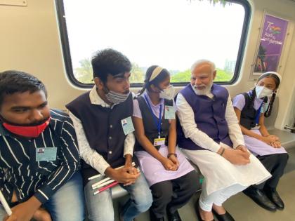 PM Modi In Pune which school is open on sunday pm modi photo in pune metro congress ask question | PM Modi In Pune: 'रविवारी कोणती शाळा असते ओ मोदी साहेब', पुणे दौऱ्यात मोदींच्या मेट्रो प्रवासावर काँग्रेसची टीका