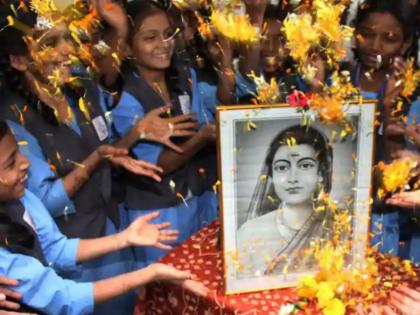 Savitribai Phule's struggle must be remembered by every girl who worked on a high position in every field! | हर क्षेत्रात उच्च पदापर्यंत मजल मारणाऱ्या सावित्रीच्या लेकींना सावित्रीबाई फुले यांचा संघर्ष लक्षात ठेवलाच पाहिजे!