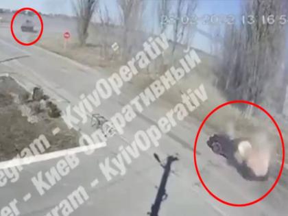 Russia vs Ukraine War Horrifying video shows Russian tank obliterating civilian car in Ukraine | Russia vs Ukraine War: भीषण! भयानक!! भयंकर!!! रशियन रणगाड्यानं चालती कार उडवली; धक्कादायक VIDEO समोर