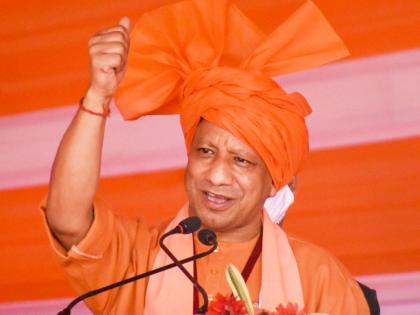 uttar pradesh election result 2022 yogi supporters begin celebrations at gorakhnath temple | 'योगी को PM बनाएंगे!', गोरखनाथ मंदिराबाहेर घोषणाबाजी; एका झटक्यात आदित्यनाथ राष्ट्रीय पटलावर