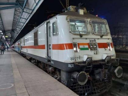 Railways Started Providing Linen Blankets And Curtains Inside Trains A Big Gift Before Holi Celebration | चिंताच मिटली! रेल्वेकडून प्रवाशांना मोठा दिलासा; २ वर्षांपूर्वी बंद केलेली सुविधा पुन्हा सुरू