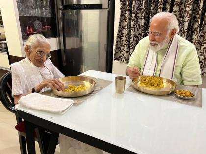 pm narendra modi reached gandhinagar to meet his mother heeraben modi took blessings | पंतप्रधान मोदी दोन वर्षांनंतर आईच्या भेटीला; चरणस्पर्श करून आशीर्वाद घेतले, सोबत जेवले