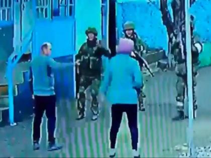 Russia vs Ukraine War Elderly Ukrainian Couple Kick Out Russian Soldiers From Their Yard | Russia vs Ukraine War: याला म्हणतात जिगर! वृद्ध दाम्पत्यानं रशियन सैनिकांना अंगणातून हाकललं; नेटकऱ्यांकडून कौतुक