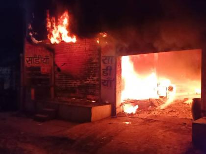 fire incident at Ganesh Market in Jalgaon huge loss of three shops | जळगावातील गणेश मार्केटमध्ये अग्नितांडव; तीन दुकानांना भीषण आग