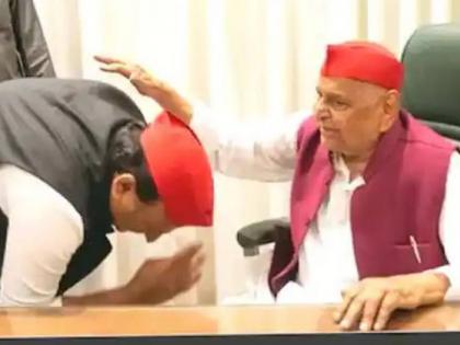 Mulayam singh yadav in lucknow sp office blessing to akhilesh yadav | मुलायम सिंह अचानक 'सपा'च्या कार्यालयात पोहोचले अन् अखिलेश यांना दिला मोलाचा सल्ला!