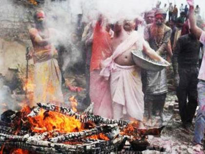 Holi 2022: Holi of Cheetah Ash is played at Harishchandra Cemetery Ghat in Kashi; Read more about different traditions! | Holi 2022 : काशीच्या हरिश्चंद्र स्मशान घाटावर खेळली जाते चितेच्या राखेची होळी; आगळ्या वेगळ्या परंपरेबद्दल अधिक वाचा!